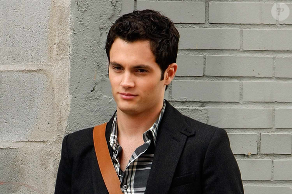 'O que era aquela série além de estética?', dispara Penn Badgley sobre Gossip Girl