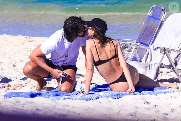 Beijos, carinhos e muito sol: Agatha Moreira e Rodrigo Simas aproveitaram uma manhã romântica na Praia da Barra da Tijuca