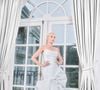 Vestido de Ana Hickmann teve a parte de cima estruturada e uma cauda volumosa, com um maxi laço na lateral