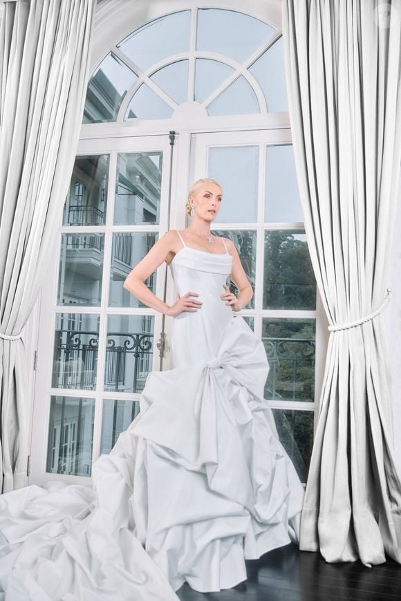 Vestido de Ana Hickmann teve a parte de cima estruturada e uma cauda volumosa, com um maxi laço na lateral