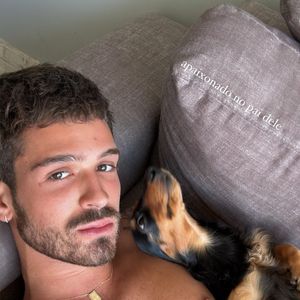 João Guilherme surgiu com semblante triste ao lado de Haku após terminar com Bruna Marquezine
