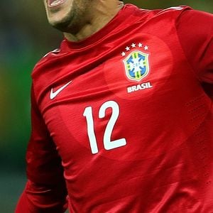 Goleiro Júlio César com camisa vermelha em atuação pelo Brasil na Copa das Confederações, em 2013