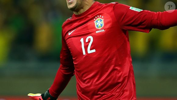 Goleiro Júlio César com camisa vermelha em atuação pelo Brasil na Copa das Confederações, em 2013