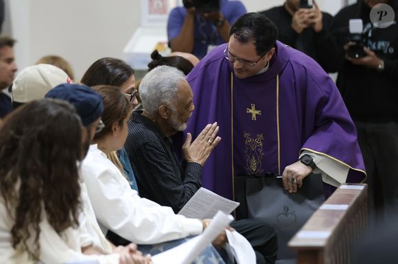Gilberto Gil reza ao lado do frei em missa de sétimo dia de Preta Gil