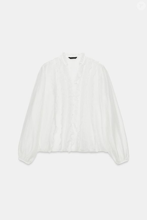 Em tom cru, a Camisa com Babados da Zara tem gola redonda com decote V, mangas amplas e detalhes de babados no mesmo tecido