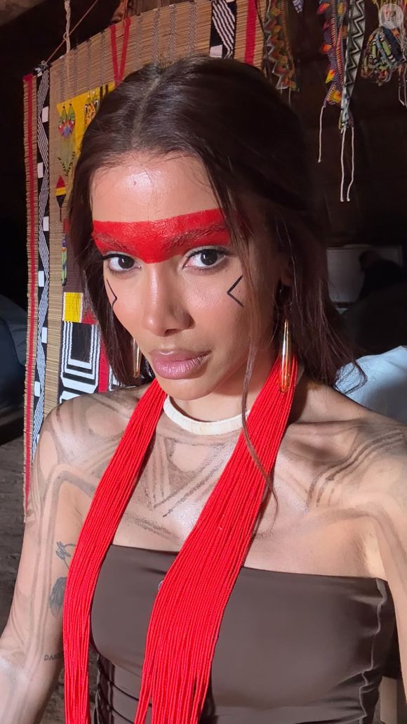 Anitta visitou uma aldeia indígena no Xingu e chamou atenção para sua nova aparência