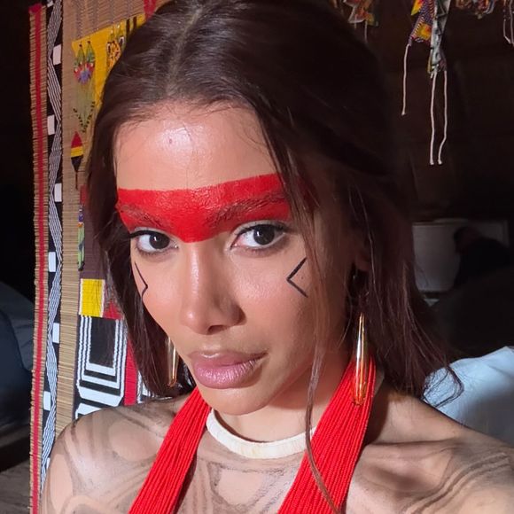 Anitta visitou uma aldeia indígena no Xingu e chamou atenção para sua nova aparência