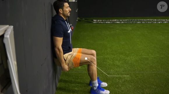 O agachamento isométrico consiste em apoiar as costas na parede e deslizar o corpo para baixo até adotar uma posição semelhante à de alguém sentado em uma cadeira imaginária