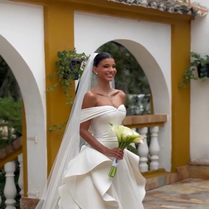 Jakelyne Oliveira escolheu um vestido de noiva em camadas, que faz referência ao look que ela usava quando recebeu o pedido de casamento, em 2023