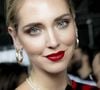 A influenciadora italiana Chiara Ferragni é fã de batom vermelho: aqui, ele foi combinado com uma sombra delicada e iluminada