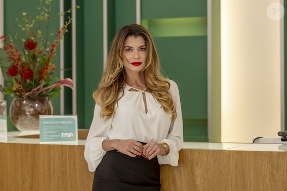 O destaque da transformação capilar de Alinne Moraes está na escolha do dourado metálico, um tom que se diferencia dos loiros tradicionais por buscar uma tonalidade mais sofisticada, sem aquele aspecto excessivamente amarelado. A combinação com nuances de mel cria profundidade e ilumina os fios, seguindo a proposta dos loiros quentes e multidimensionais