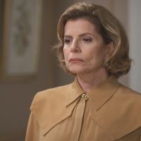 Resumo da novela 'Vale Tudo', capítulo de sexta-feira, 5 de setembro: mãe de Leonardo e Afonso, Odete Roitman constrange família com surpresa em reunião