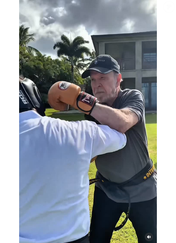 Recentemente, Chuck Norris contou que passou a praticar suas técnicas de artes marciais na piscina para melhorar suas articulações