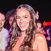 Bruna Marquezine, após polêmica com Virgínia, elege vestido curtinho para show de Anitta e esbanja simpatia com fãs. Fotos!