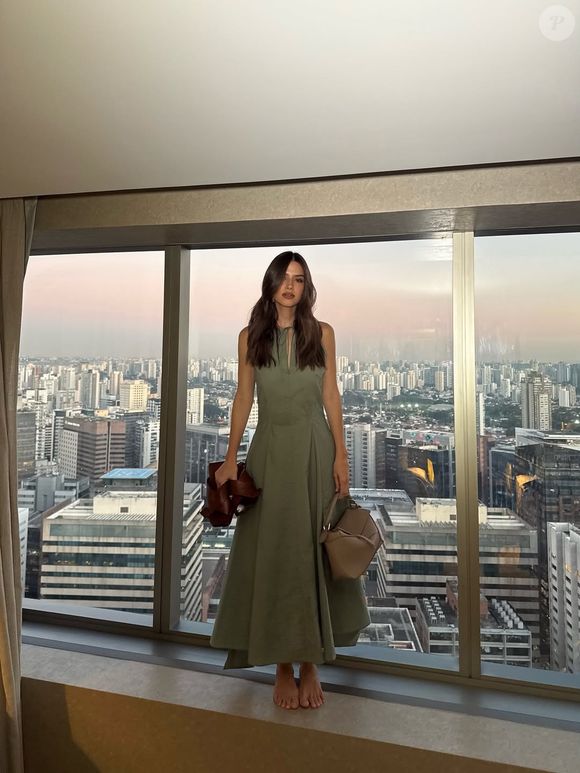 O vestido verde-oliva é versátil para as diferentes ocasiões, seja no trabalho ou para sair em um jantar especial