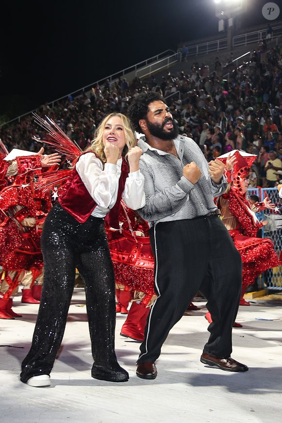 Em uma das alas do desfile, Juliana Baroni e Paulo Vieira interpretaram Lula e Marisa, sua ex-esposa que morreu em 2017