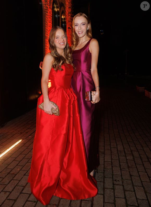 Cunhada de Rafaella Justus, Fran Justus escolheu um vestido longo roxo acetinado, de alças largas e caimento ajustado