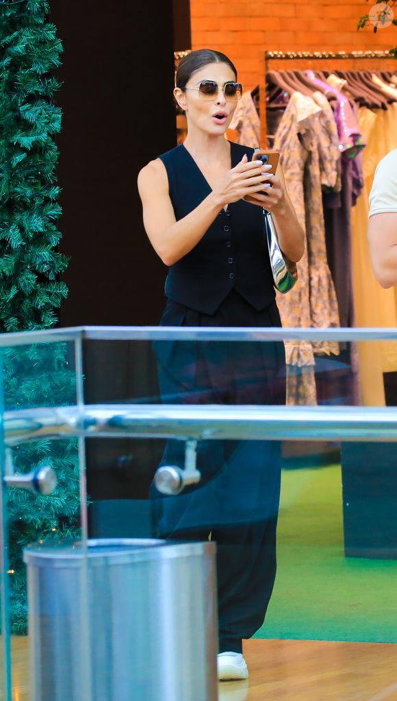 Cabelo de Juliana Paes ficou preso em um coque para driblar o calor em dia de compras no Rio