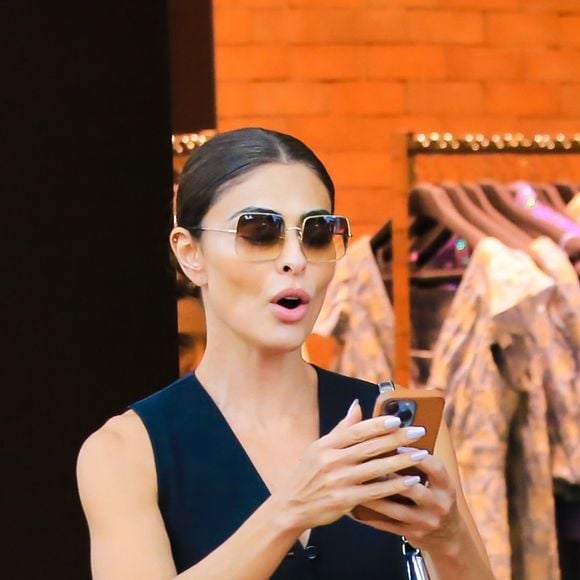 Cabelo de Juliana Paes ficou preso em um coque para driblar o calor em dia de compras no Rio