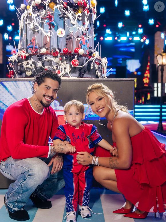 Virginia Fonseca escolheu um vestido curto vermelho vibrante, com babados em camadas no busto e na saia, para a comemoração do filho