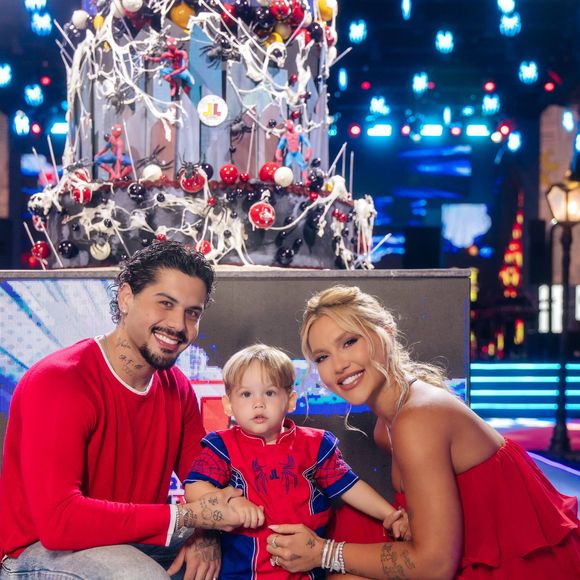 Virginia Fonseca escolheu um vestido curto vermelho vibrante, com babados em camadas no busto e na saia, para a comemoração do filho