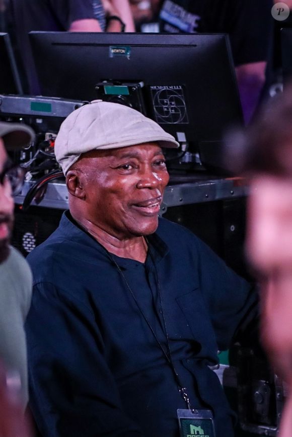 Milton Nascimento em foto de 2023 assistindo ao show de Roger Waters