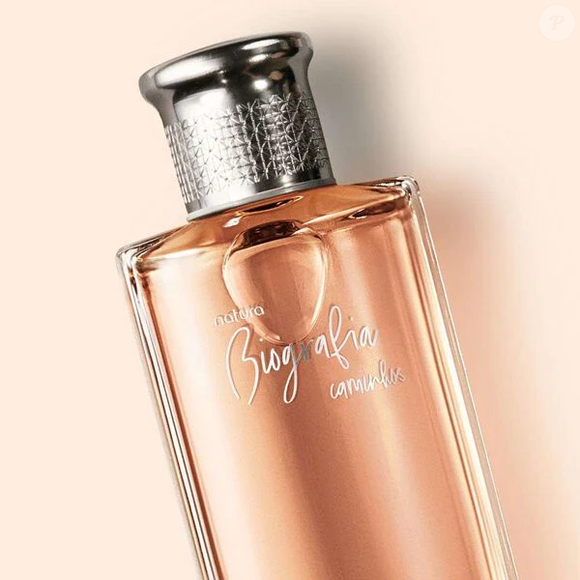 Biografia Caminhos conquista fãs de perfumes refinados ao unir buquê floral marcante e assinatura amadeirada sofisticada