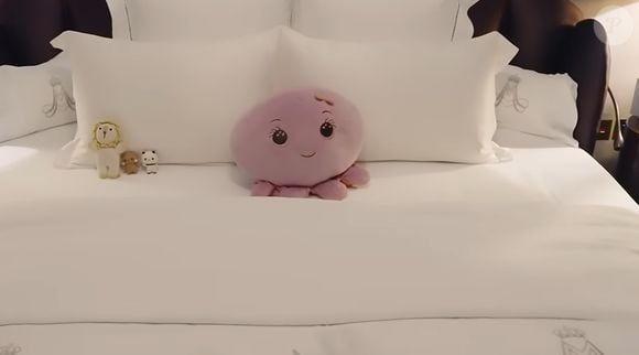 Em cima da cama de seu quarto, Madonna deixa Octavia, sua polva de pelúcia roxa