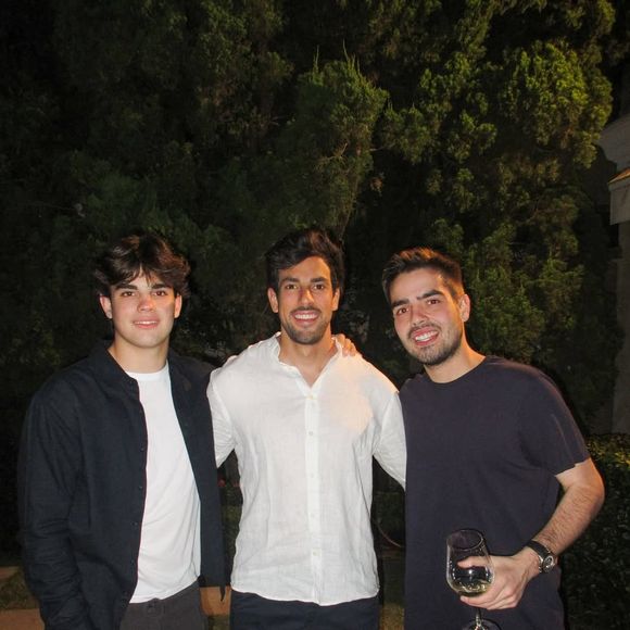 Filhos de Faustão, João Guilherme e Rodrigo posaram na noite de Natal com o cunhado, Julinho Casares, noivo de Lara, primogênita do apresentador