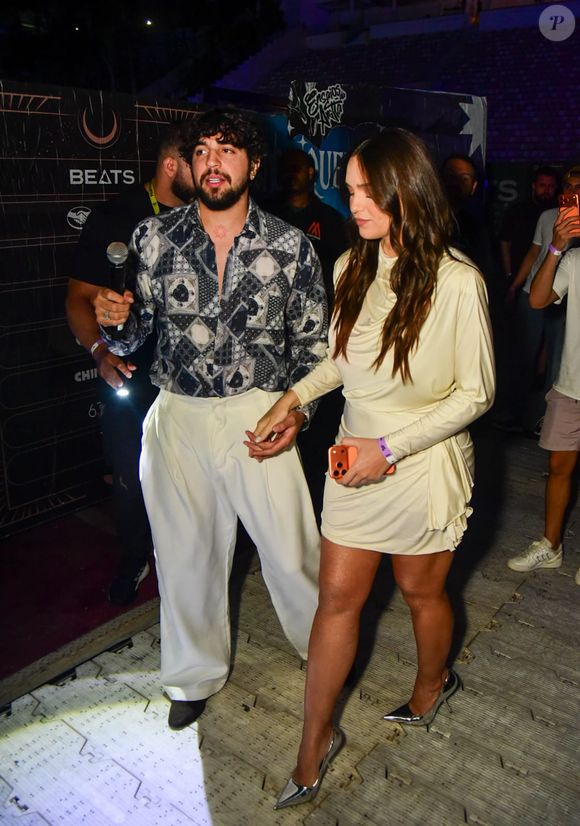 Nattan chegou no show de Anitta acompanhado pela mulher, Rafa Kalimann