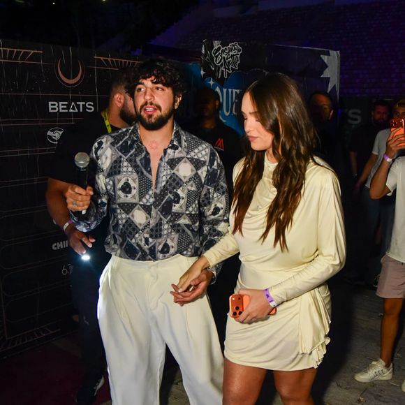 Nattan chegou no show de Anitta acompanhado pela mulher, Rafa Kalimann