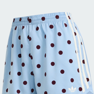 O short usado por Isabelle Drummond tem estampa bastante semelhante ao Polka Dots Sprinter Shorts, da Adidas Originals. Com estética retrô, modelagem slim, cordão para ajuste e acabamento acetinado, o modelo une conforto e estilo e aparece por R$ 399,99 no site da marca