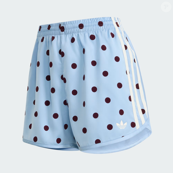 O short usado por Isabelle Drummond tem estampa bastante semelhante ao Polka Dots Sprinter Shorts, da Adidas Originals. Com estética retrô, modelagem slim, cordão para ajuste e acabamento acetinado, o modelo une conforto e estilo e aparece por R$ 399,99 no site da marca