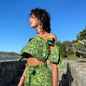 Essa é outra proposta de conjunto, tamém na cor verde, já usada pela famosa Bruna Marquezine. Vale combinar aos acessórios, como brincos e pulseiras para você arrasar neste Natal.
