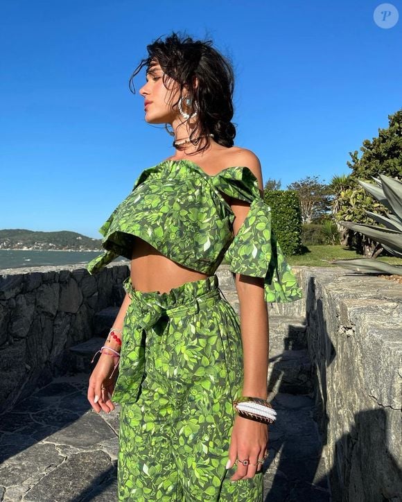 Essa é outra proposta de conjunto, tamém na cor verde, já usada pela famosa Bruna Marquezine. Vale combinar aos acessórios, como brincos e pulseiras para você arrasar neste Natal.