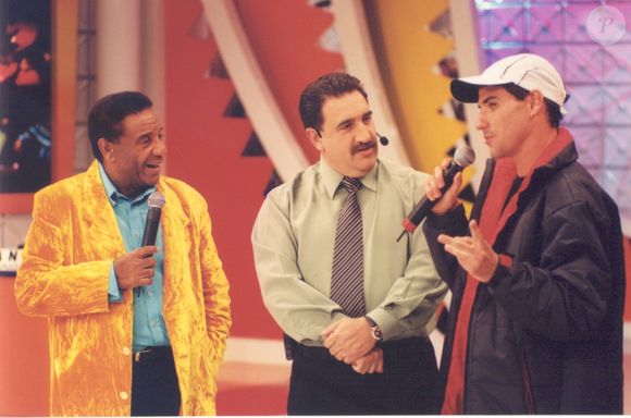 Ratinho voltou a se manifestar sobre Erika Hilton: 'Crítica política não é preconceito' - na foto ilustrativa, apresentador e Agnaldo Timóteo em programa dos anos 2000
