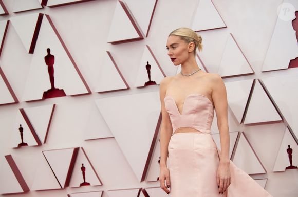 A atriz Vanessa Kirby fez um coque minimalista com batom poderoso na make