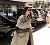 Bruna Marquezine apostou em um visual sofisticado e urbano durante sua passagem por Milão, com trench coat neutro, calça preta ampla, mocassim preto, óculos de sol e bolsa estruturada