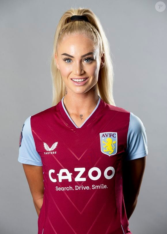 Alisha Lehmann, em fotos oficiais, aparece bem diferente com maquiagem e produção