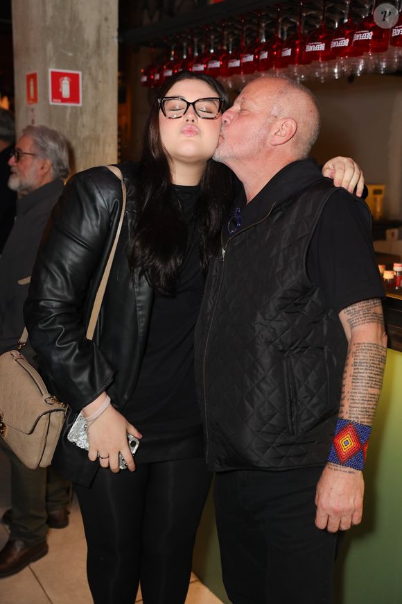 Filha de Jayme Monjardim, Maysa, 14 anos, ganhou beijo do pai em aniversário do diretor