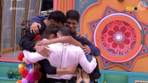 Vinícius chora com aliados no 'BBB 25'