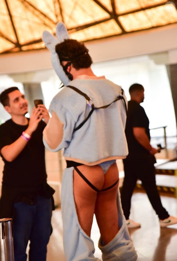 Carmo Dalla Vecchia deixou o bumbum à mostra em um fio-dental