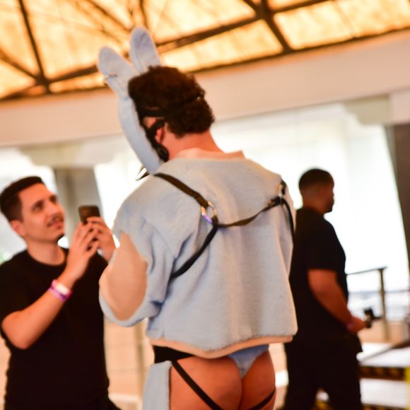 Carmo Dalla Vecchia deixou o bumbum à mostra em um fio-dental