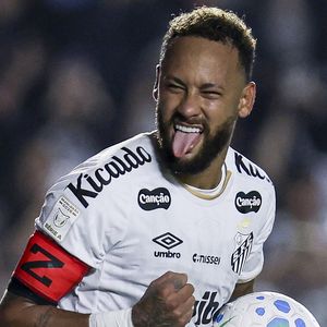 Neymar marcou os dois gols que deram o empate ao Santos contra a Chapecoense no último sábado (25), pelo Brasileirão