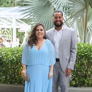 Tati Machado escolhe vestido azul pastel plissado para casamento de Lexa e Ricardo Vianna
