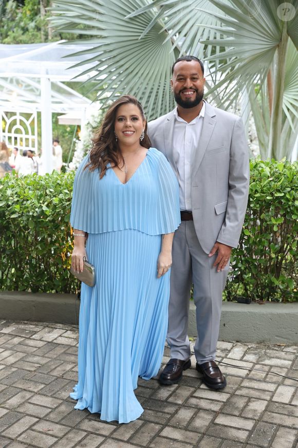 Tati Machado escolhe vestido azul pastel plissado para casamento de Lexa e Ricardo Vianna