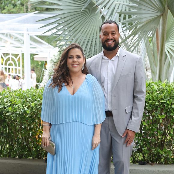 Tati Machado escolhe vestido azul pastel plissado para casamento de Lexa e Ricardo Vianna