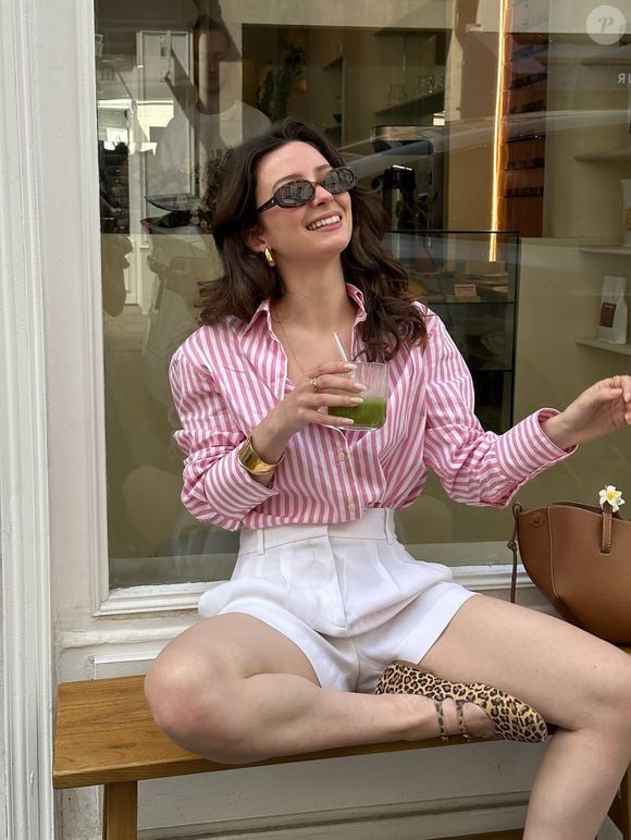 Camisas usadas abertas são um truque de styling simples para ajudar a alongar o visual