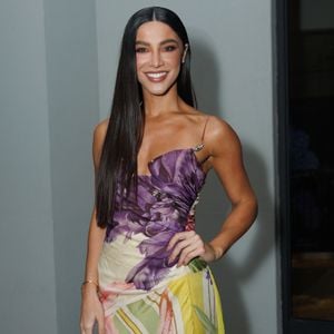 Sem Murilo Huff, Gabriela Versiani prestigiou o casamento de Eder Militão e Tainá Castro