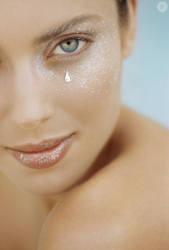O glitter pode ser usado de diferentes maneiras na maquiagem